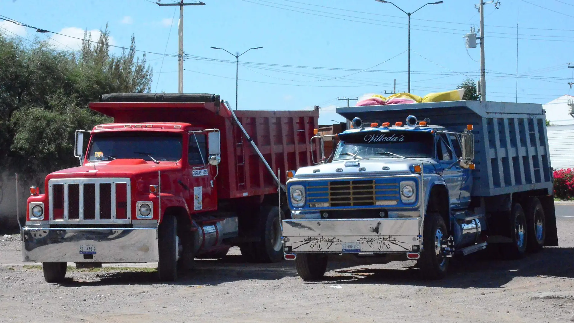 Las empresas contratistas deciden con qu_ camioneros trabajan.  Foto Luis Lu_vanos  El Sol de San Juan del R_o.